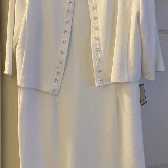 Woman’s Causal Two Piece Suit - Picture 3 of 4